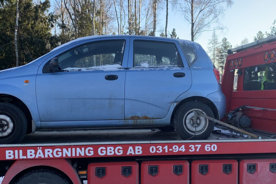 Skrotbil i Göteborg som demonteras för återvinning av material och bildelar