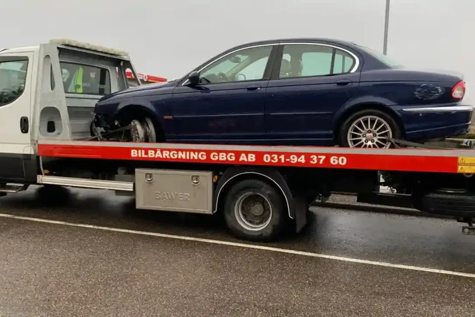 Skrotbil demonteras och återvinns i Göteborg steg för steg