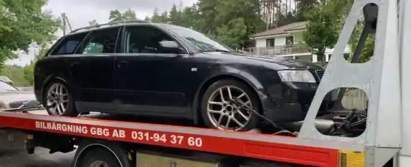 Skrotbil som bedöms av uppköpare där skick, metallvärde, reservdelar och åtkomst påverkar ersättningen vid bilskrotning.