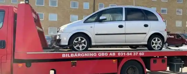 Skrotbil parkerad på uppfart där dokumentation, katalysator, hjul och åtkomst påverkar ersättningen vid bilskrotning.