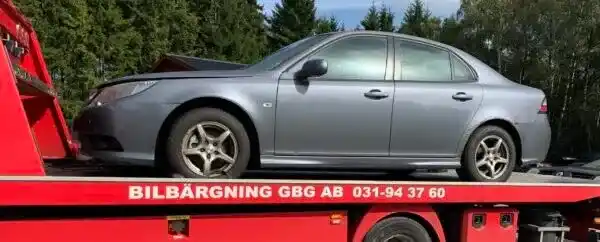 Uppköpare som gör kalkyl på skrotbil där materialvärde, logistik och risk påverkar budet och slutlig ersättning.