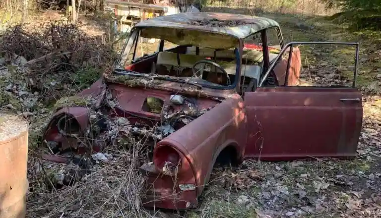 Skrotbil i Göteborg där återvinningsprocessen börjar med demontering och sortering av material.