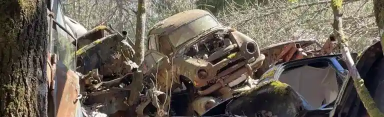 Bilskrot där reservdelar demonteras från en skrotbil innan metallen återvinns och påverkar bilens värde.