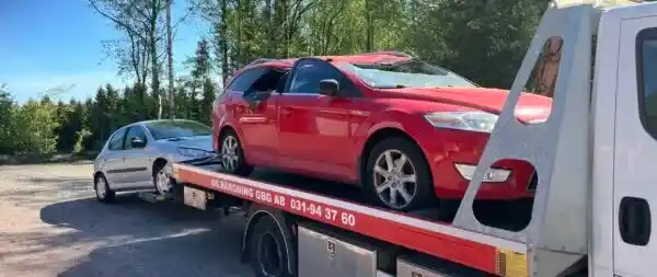 Krockad bil med försäkringsbedömning och ekonomisk kalkyl som visar valet mellan reparation och försäljning