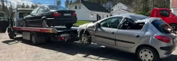 Krockad bil där motor och katalysator bedöms som värdebärande komponenter trots omfattande karosskador