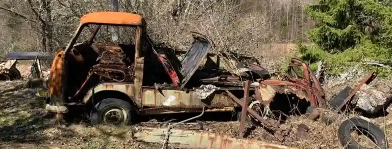 Metaller och material från skrotbilar som sorteras och återvinns i Göteborgs återvinningsprocess.