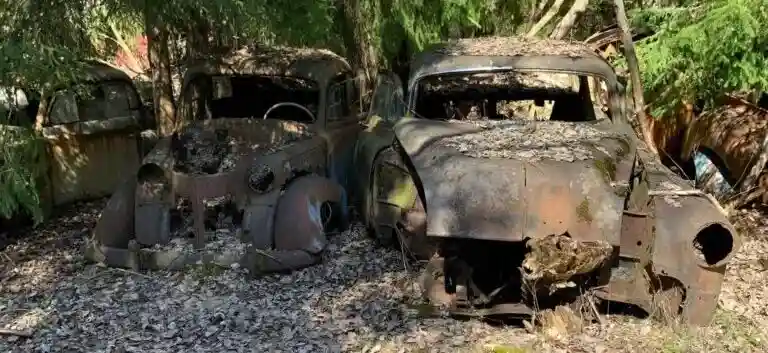 Demontering och fragmentering av skrotbil i Göteborg där material återvinns till nya råvaror.