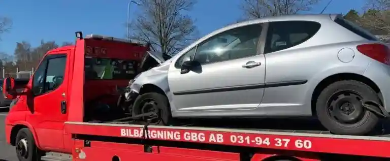 Havererad bil hämtas av uppköpare där värdering, transport och betalning gör försäljningen enkel.