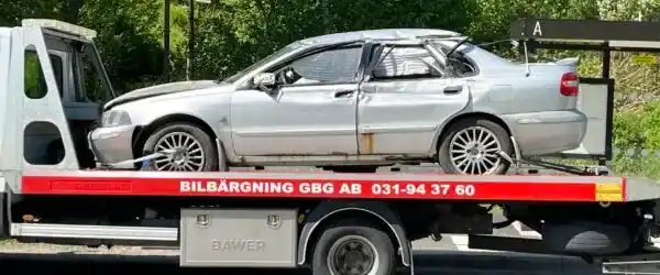 Krockad bil där skadans omfattning bedöms för att avgöra restvärde och möjlig ersättning