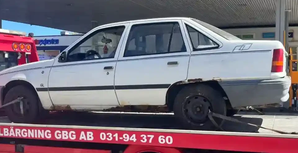 Bilägare som jämför bilskrot i Kungälv