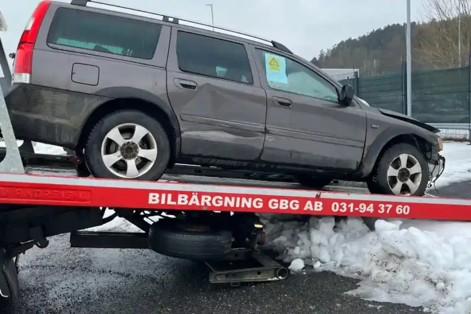 Bärgningsbil som hämtar skrotbil i Kungälv